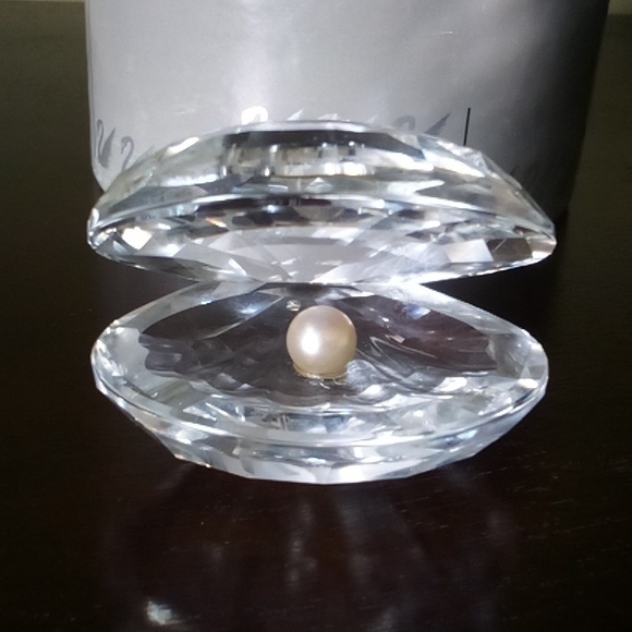 Swarovski pearl in a clam shell vintage retired mint in container - Picture 3 of 8